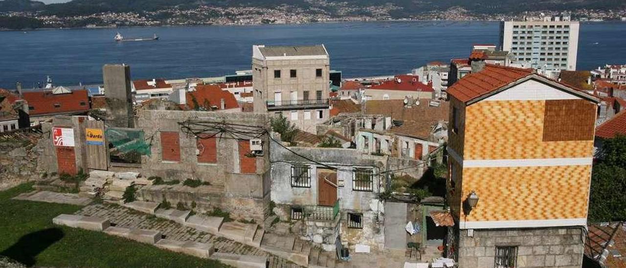 El protocolo afecta a cuatro manzanas de edificios que rodean el castillo de San Sebastián. // R. Grobas