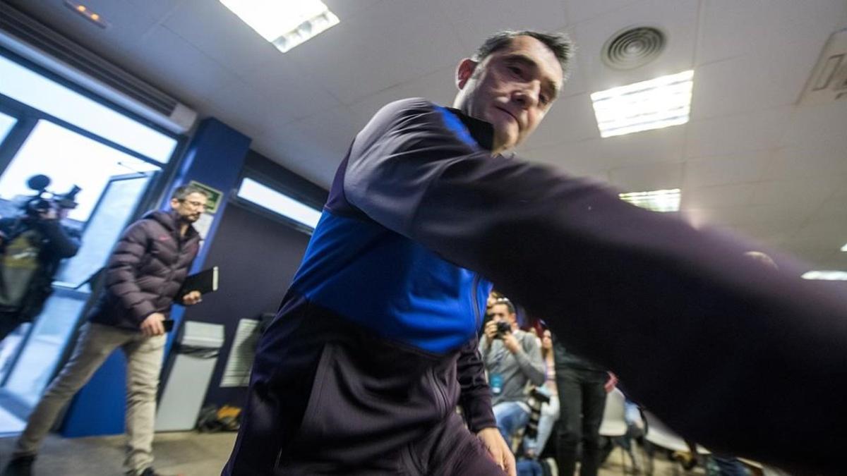 Ernesto Valverde se dirige, hoy, a la mesa de la conferencia de prensa en la Ciudad Deportiva Joan Gamper.