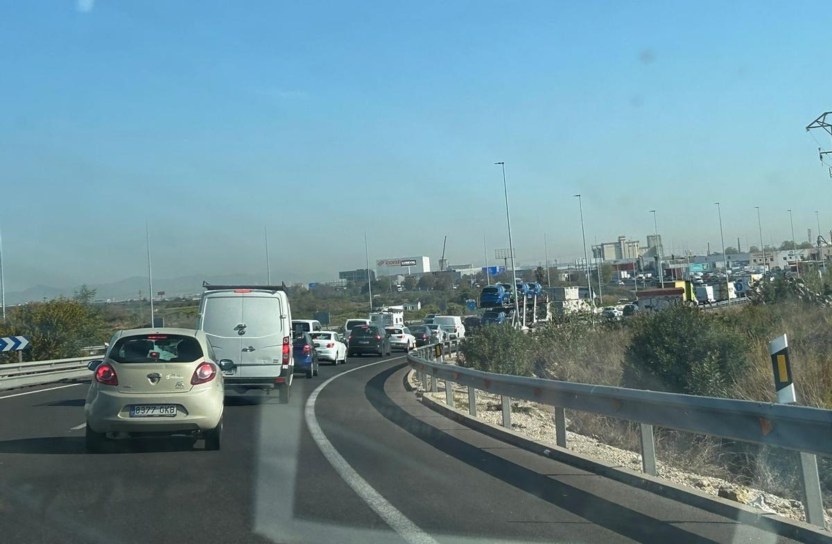 Colas en la V-31 pasadas las 9 de la mañana de este miércoles.