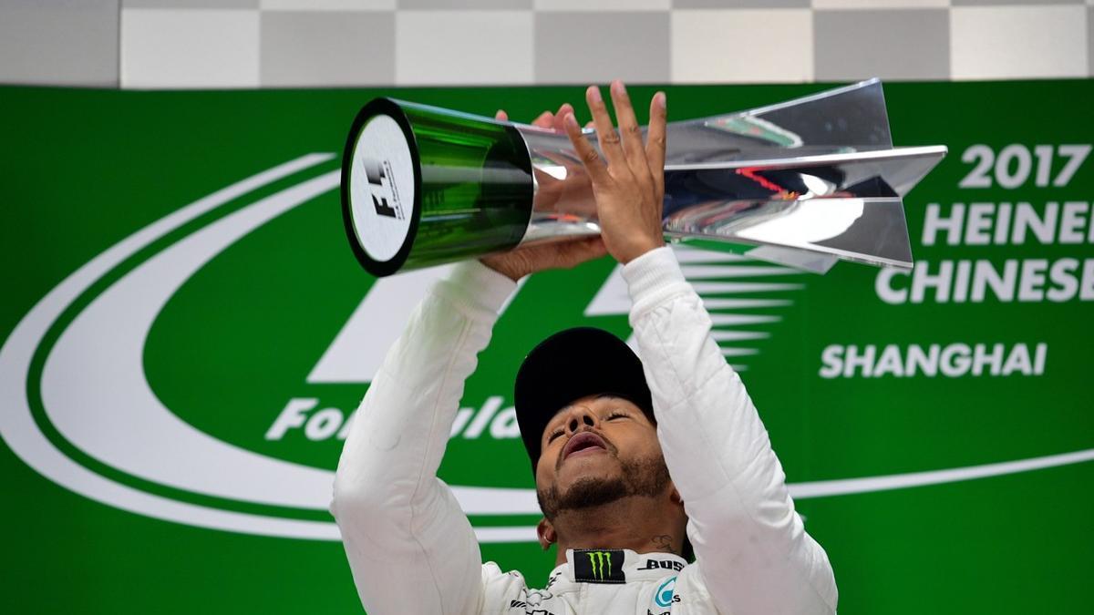 Hamilton, en el podio de Shanghái, tras ganar este domingo el GP de F-1 de China.