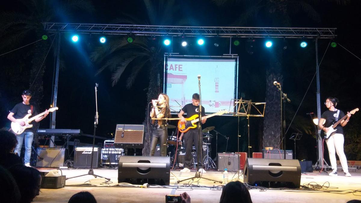 Escuela de rock del IES Torrellano durante la mostra intercentros celebrada este sábado en l'Hort de Baix
