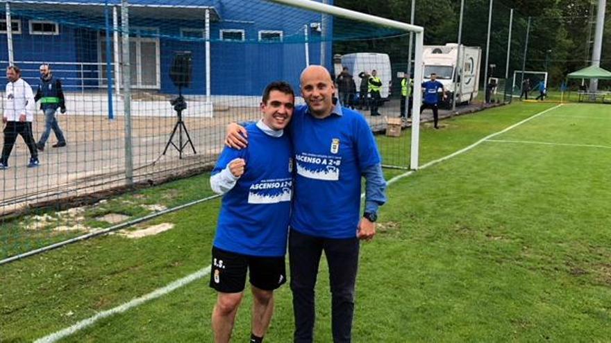 Santi Serrano, segundo entrenador, y Javi Rozada, técnico del Vetusta, tras el ascenso