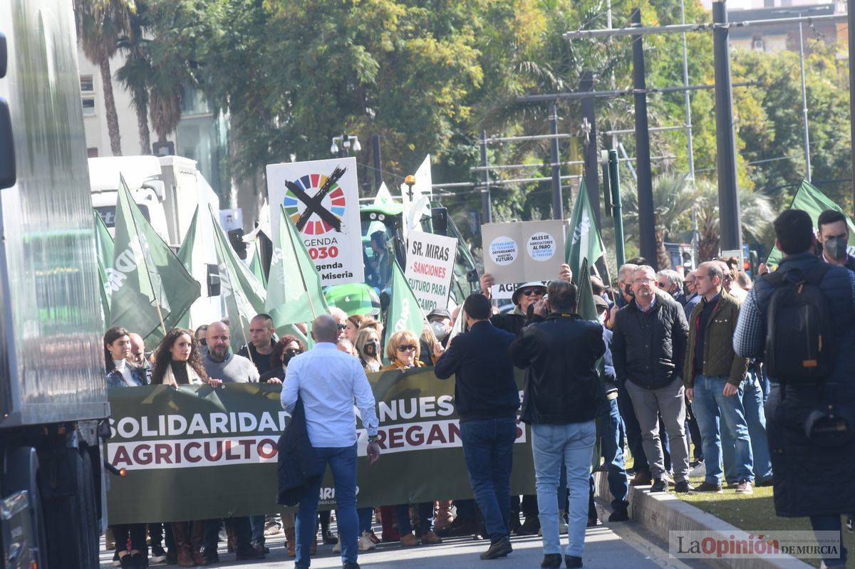 Miles de agricultores y ganaderos toman las calles de Murcia