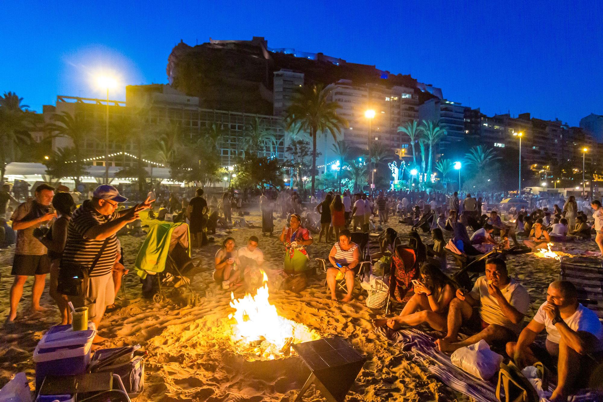 Noche de San Juan 2023 en la playa del Postiguet de Alicante