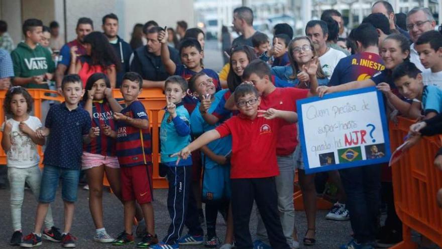 Niños esperando a los futbolistas del Barça con una pancarta de apoyo a Neymar.