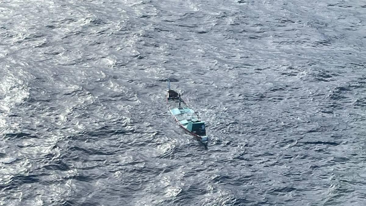 Imagen de Salvamento Marítimo de los restos de un cayuco que dejó 51 desaparecidos de origen subsahariano en el Atlántico.