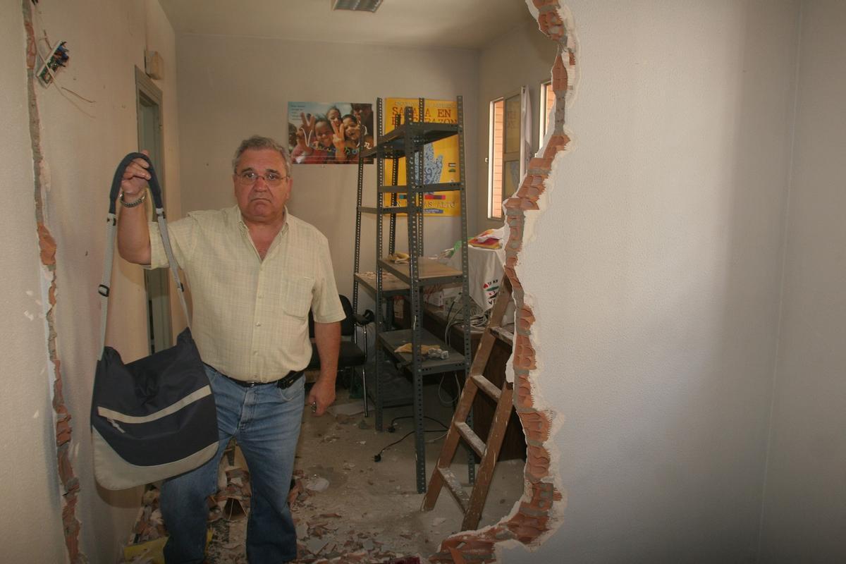 Fernando Gutiérrez en 2008, en el local de 16 m2 que le cedió el Ayuntamiento y devolvió por el reducido tamaño.