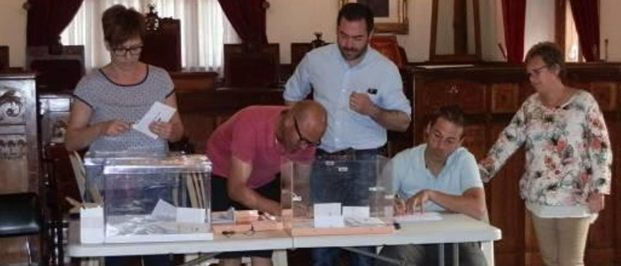 Los vecinos obligan al gobierno de Sueca a mantener la elección de la festera mayor