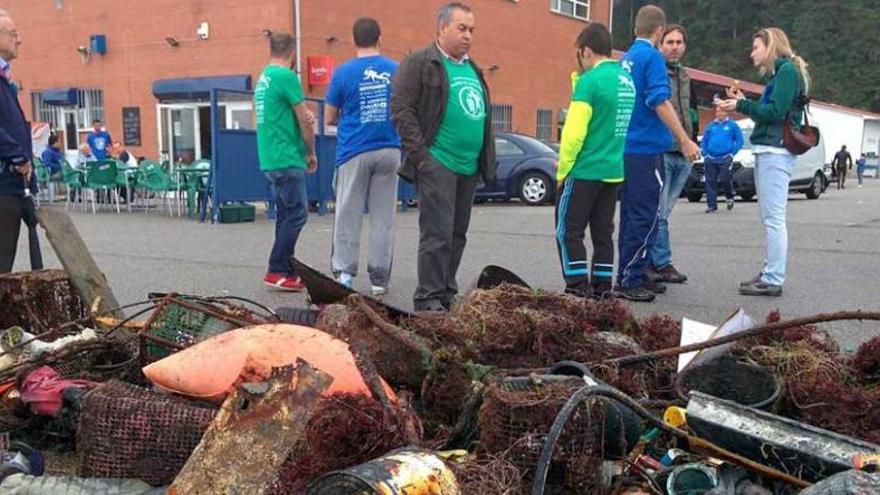 Parte de la basura extraída del fondo marino del puerto de Cudillero.