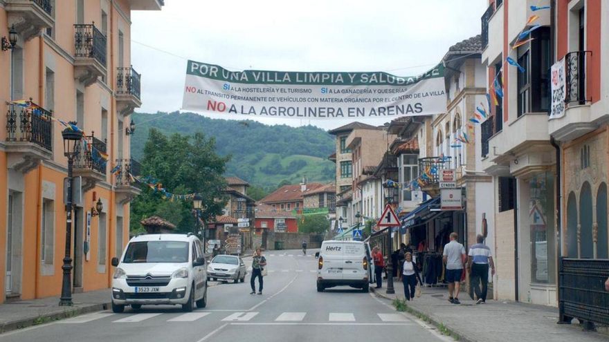 Pancarta contraria a la instalación de biogás prevista en Arenas de Cabrales.   | R. D.