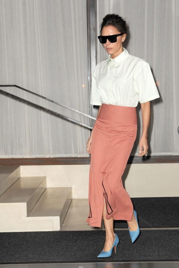 Victoria Beckham con falda larga y camisa blanca
