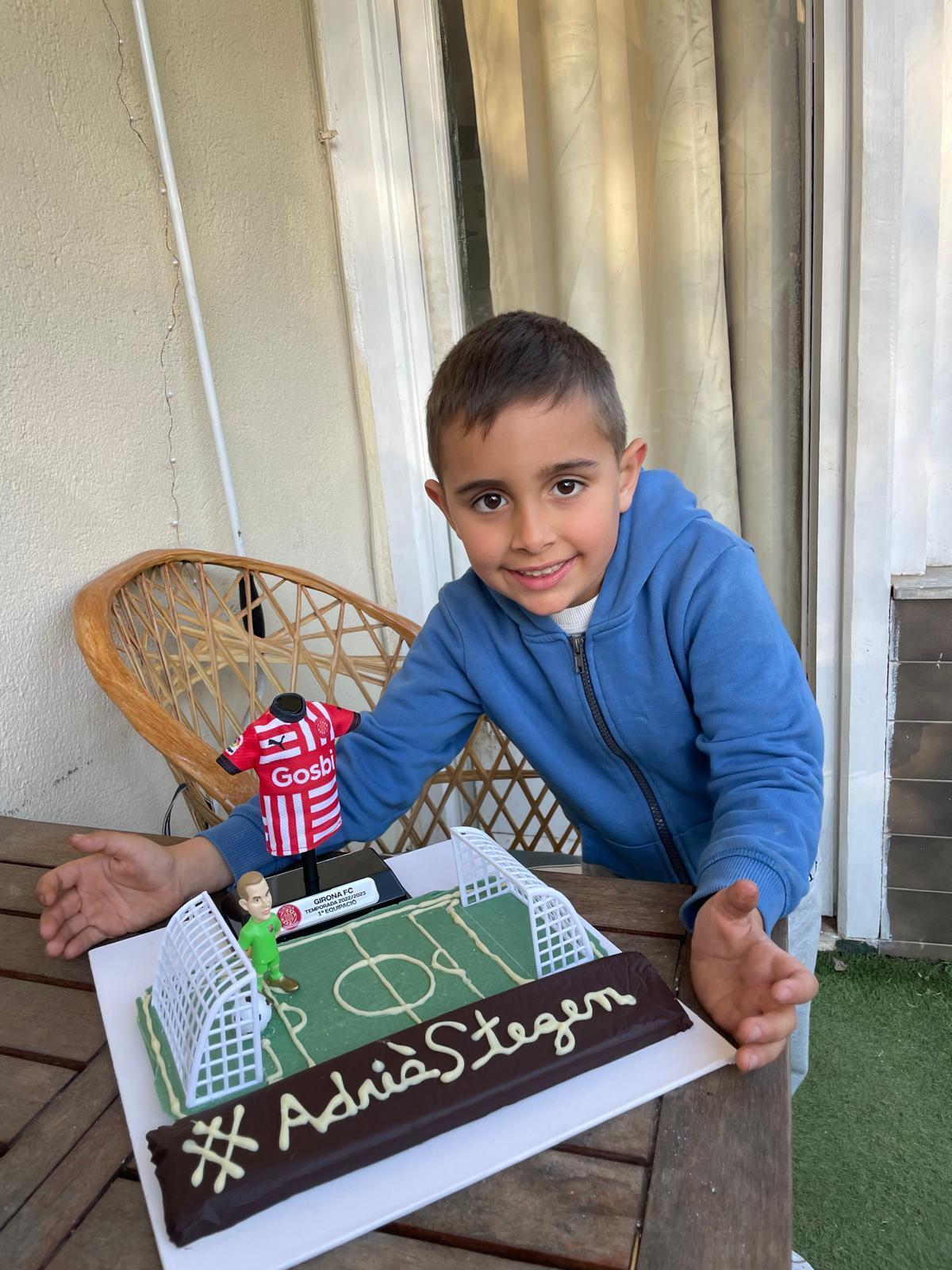 L’Adrià amb la mona de Pascua de Ter Stegen i el Girona que li van regalar el 2023.