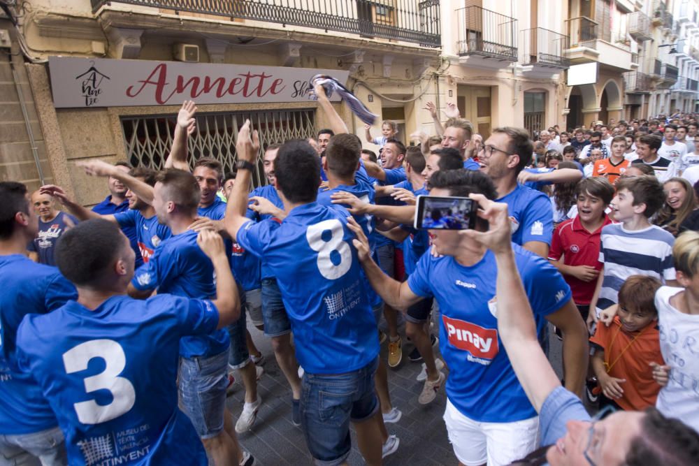 El Ontinyent CF celebra el ascenso con su afición