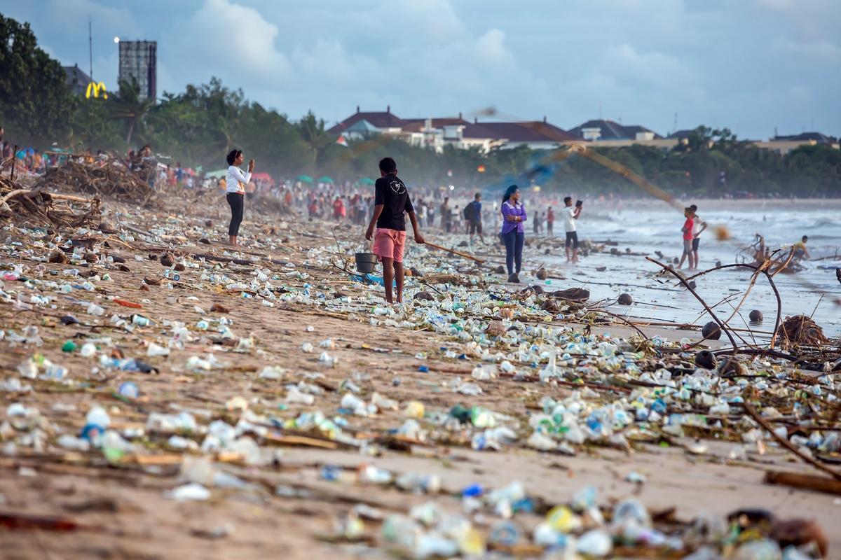 Playa llena de plásticos