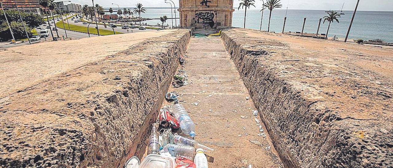 Basura acumulada en el Baluard del Príncep.