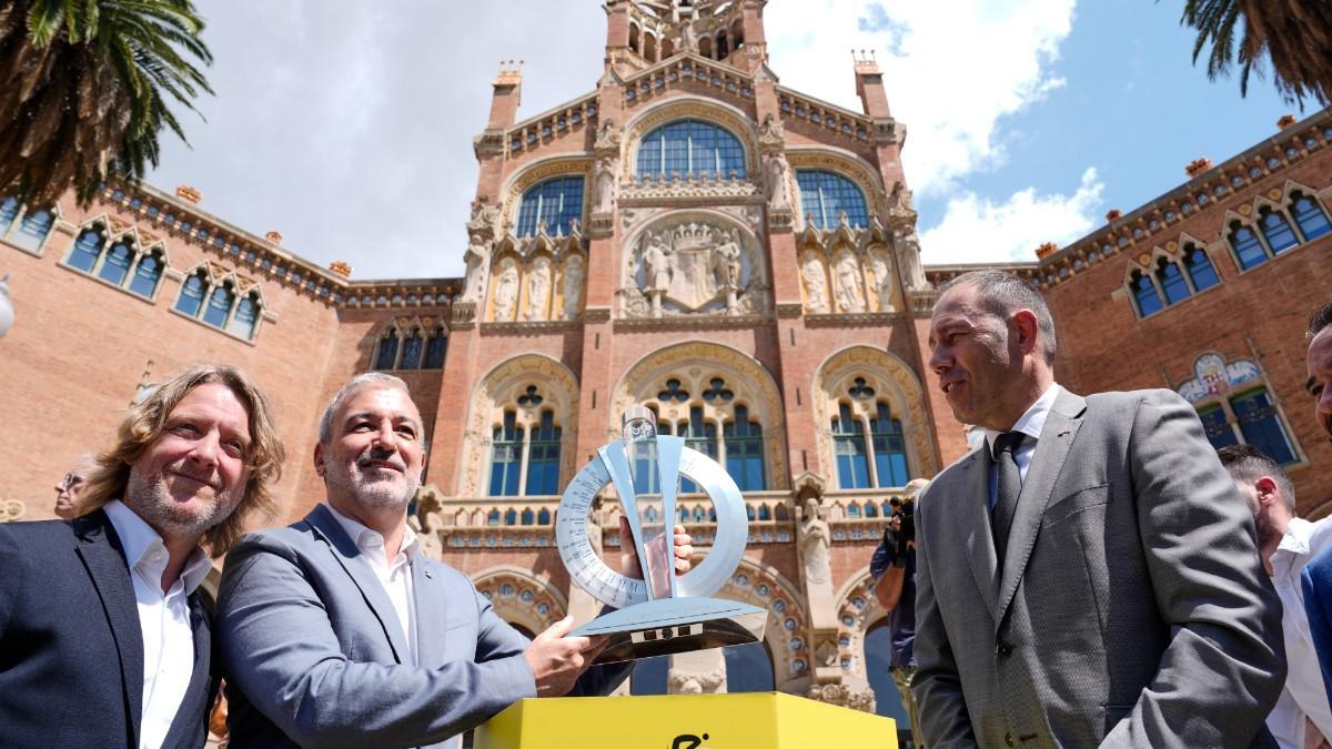 David Escudé, Jaume Collboni y Berni Álvarez, con el trofeo del Tour de Francia