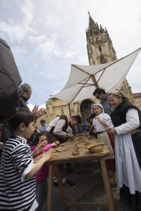 Feria de La Ascensión en la plaza de la Catedral de Oviedo