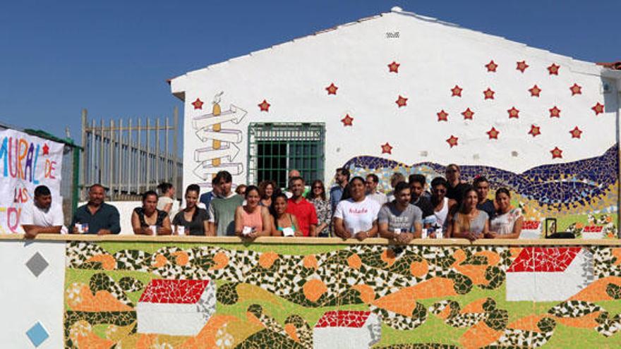 Los alumnos reconocidos ante el mural inaugurado ayer en el CEIP María de la O, de Los Asperones.