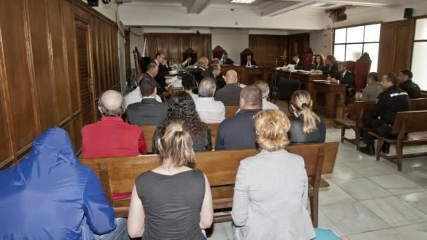 La Audiencia absuelve a ocho de los 17 acusados por la red del padrino de la prostitución rumana