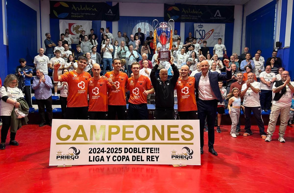 El Real Club Priego Fundación Kutxbank, tras ganar la Liga y la Copa de tenis de mesa.