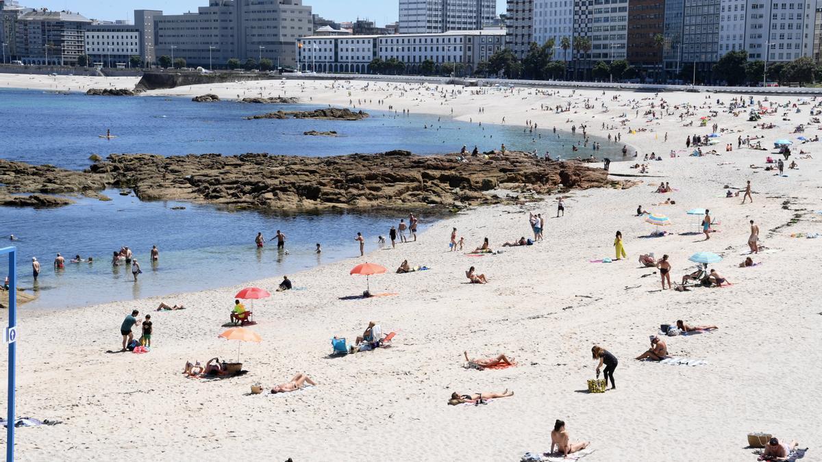 Bañistas en Riazor.