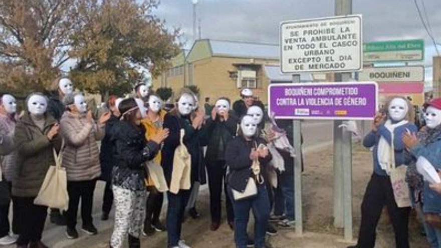 Cartel a la entrada del pueblo.