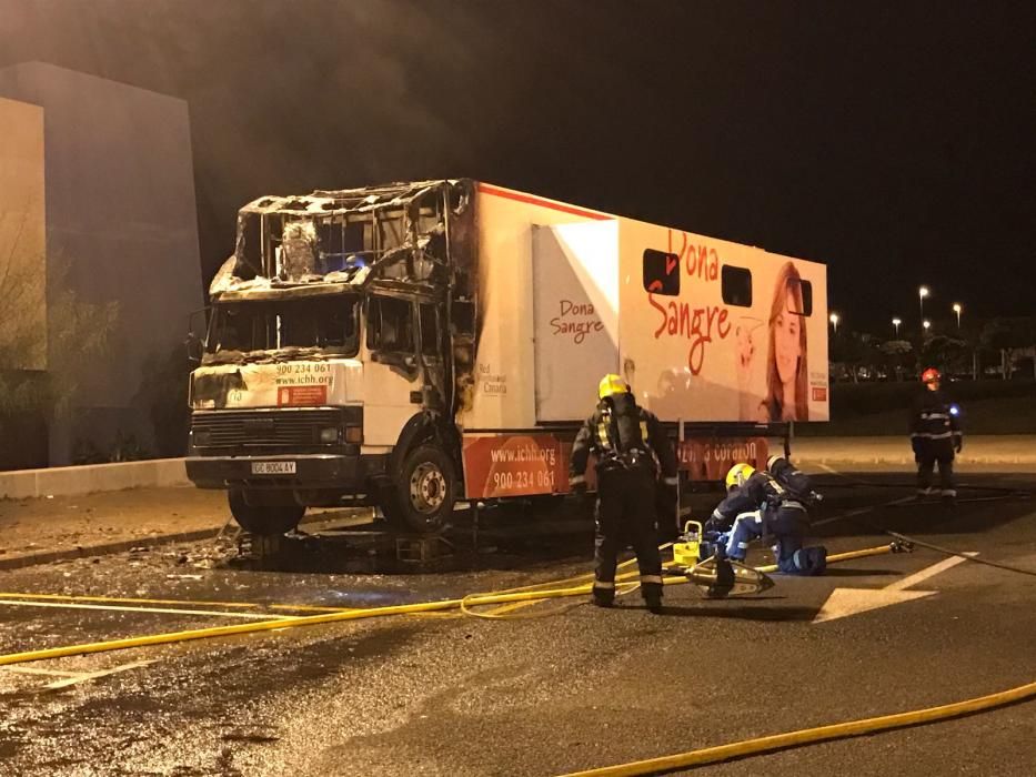 Arde en llamas un camión de donación de sangre