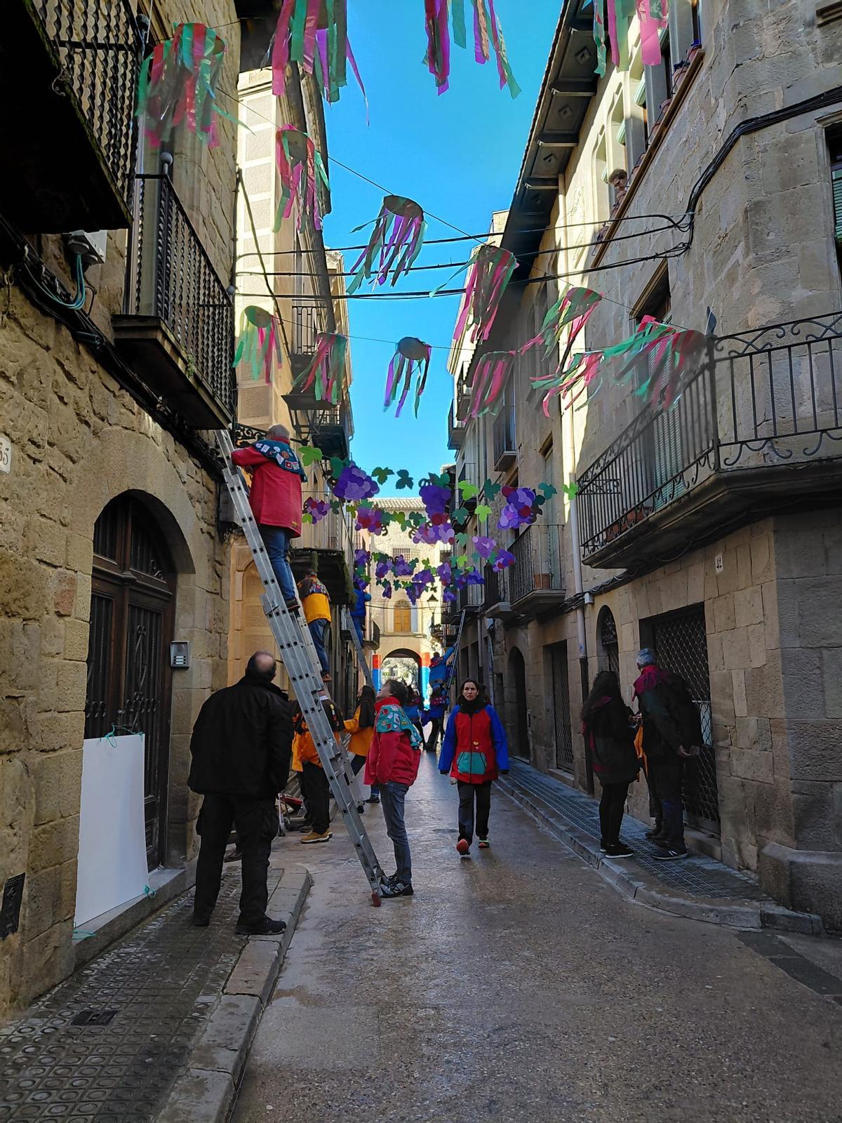 Solsona ja llueix de Carnaval amb les Enramades dels carrers