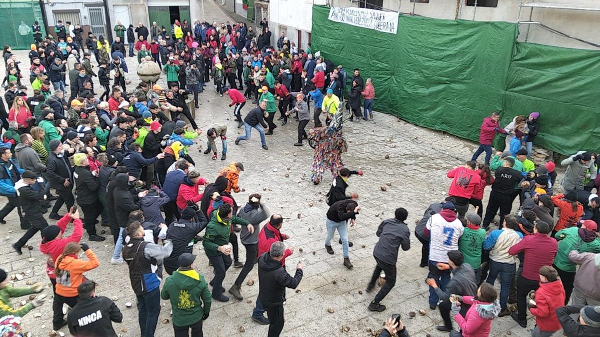 Fotogalería | Lluvia de nabos en Piornal para el Jarramplas