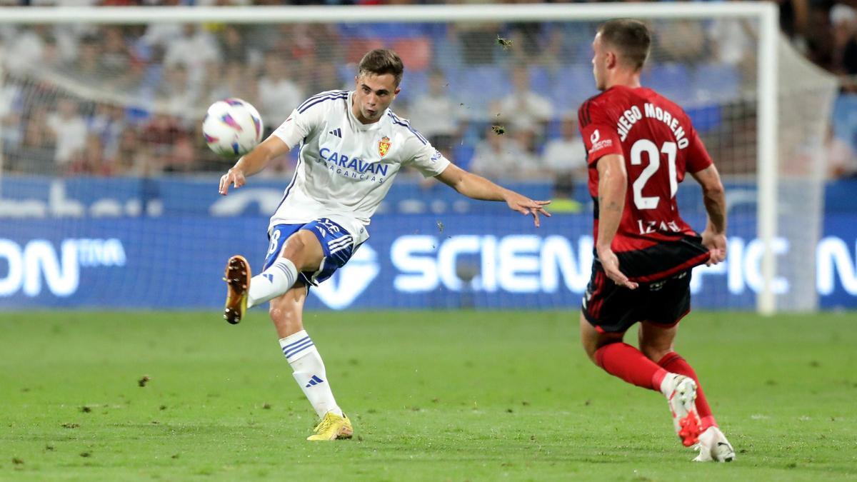 Borge golpea el balón con la izquierda durante el partido ante el Mirandés.