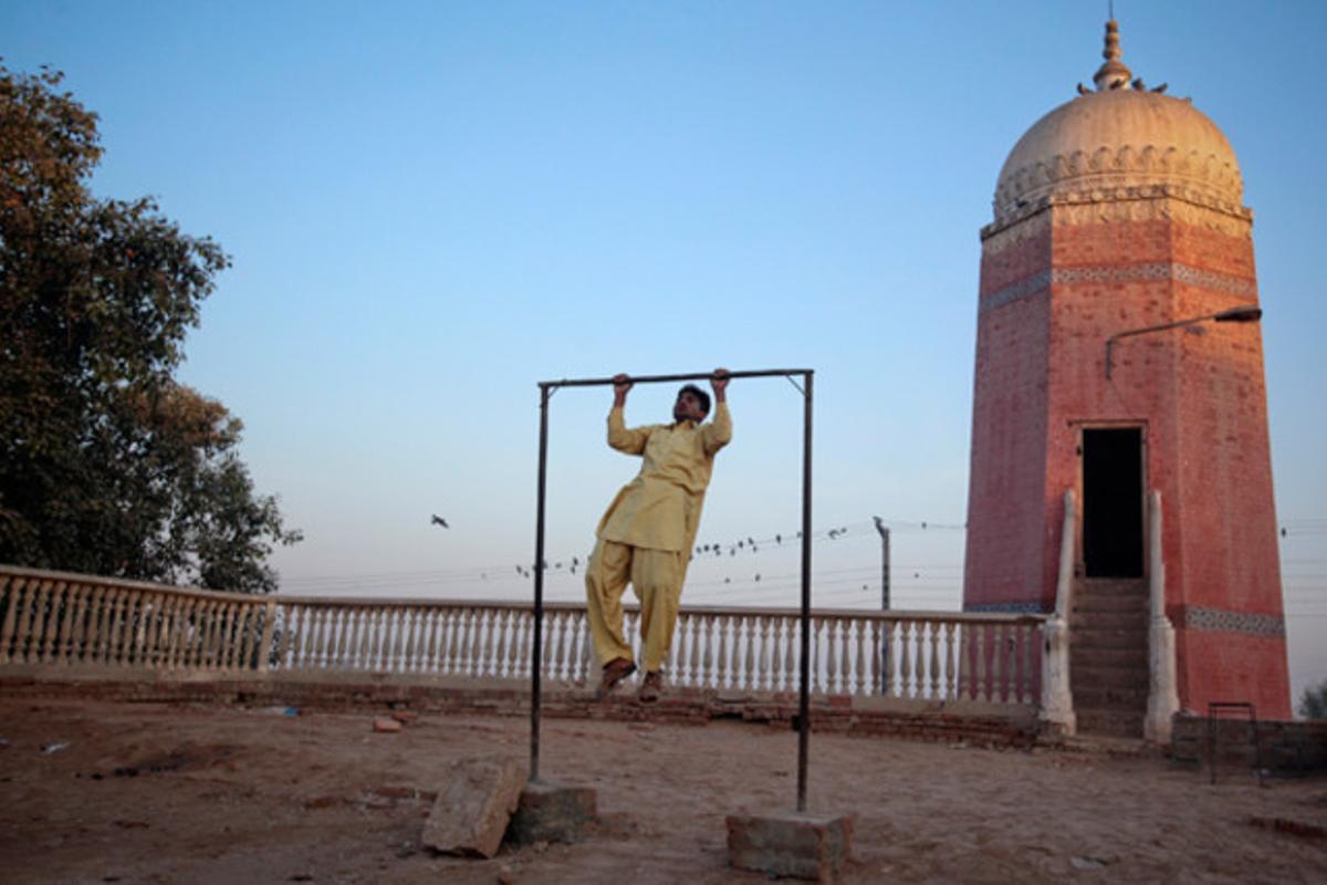 Un home realitza dominades durant les primeres hores del matí, al davant d’una ermita Sufi, al Pakistan.