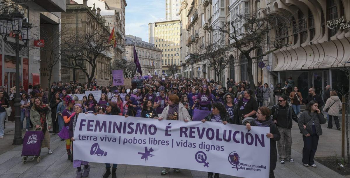 La multitud de manifestantes que salió a la calle este domingo en Ourense, durante el recorrido por la céntrica calle del Paseo.