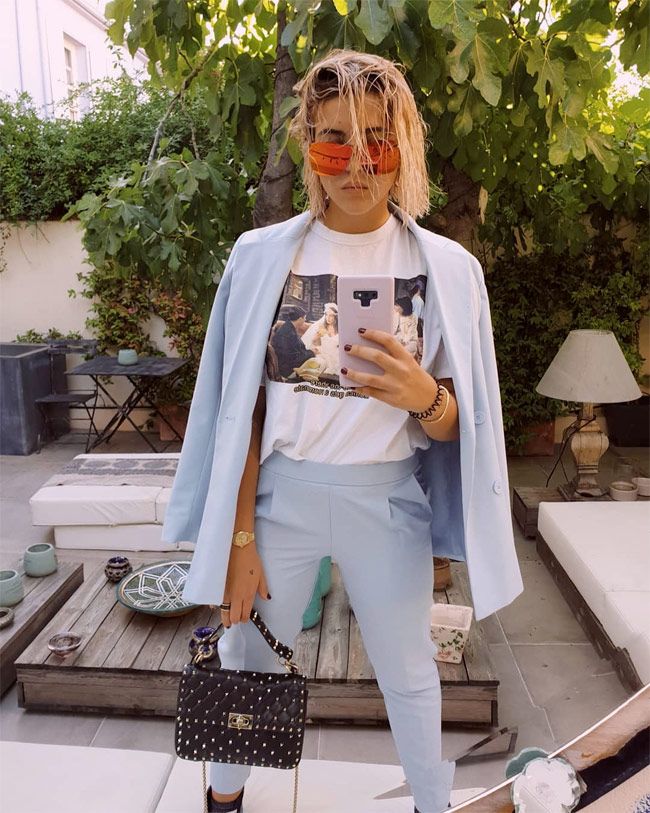 Alba Díaz Martín con traje azul de Pull&Bear y camiseta de Zara