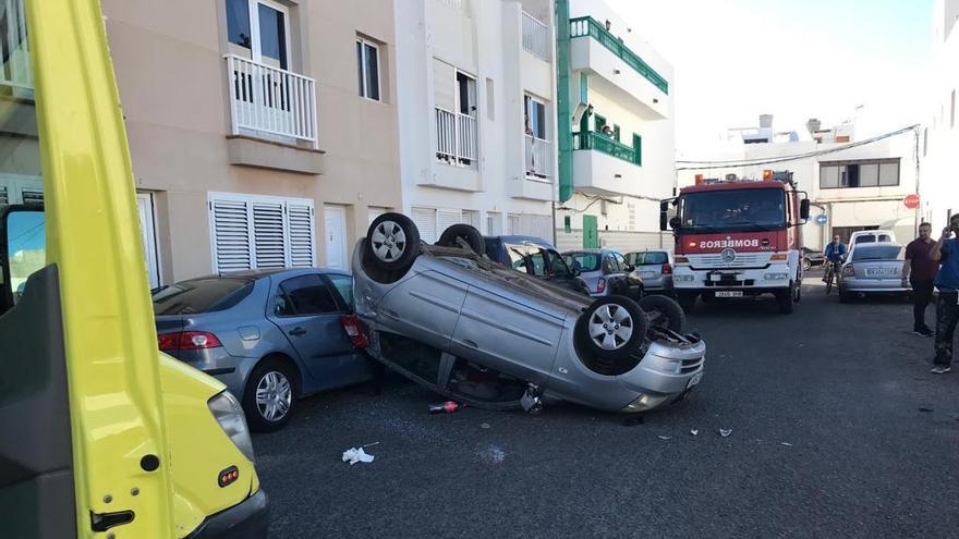 Vehículo que volcó este mediodía e impactó contra otro estacionado en la calle Miguel Delibes, en Argana Alta.