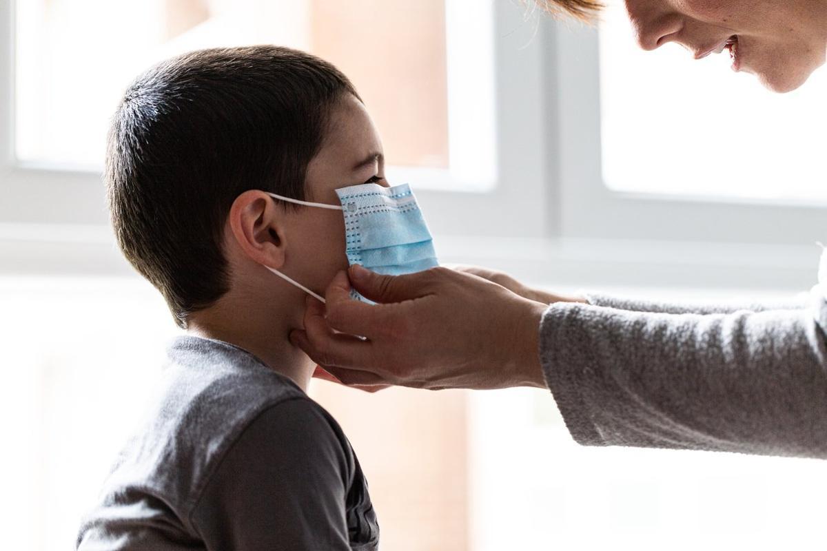 19/04/2020 Una madre coloca a su hijo una mascarilla un dÃ­a despuÃ©s de que el presidente del Gobierno, Pedro SÃ¡nchez, haya confirmado en una rueda de prensa que los niÃ±os podrÃ¡n salir a la calle con condiciones a partir del 27 de abril, en Vitoria/Euskadi (EspaÃ±a) a 19 de abril de 2020.