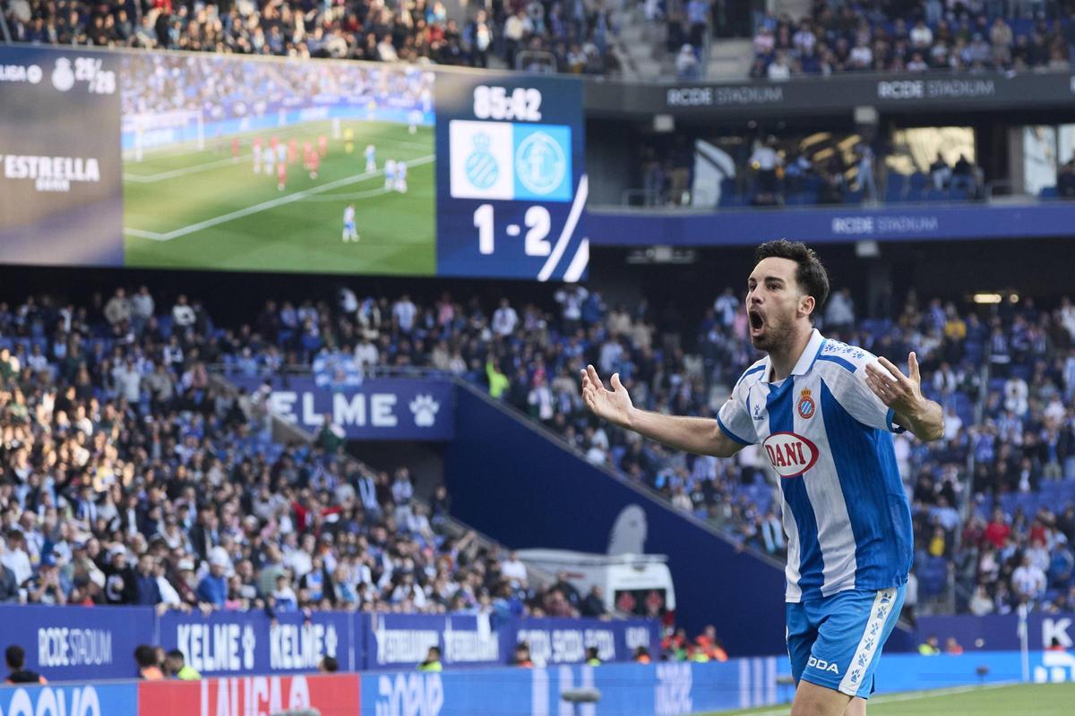 Edu Expósito trata de animar a la afición del Espanyol