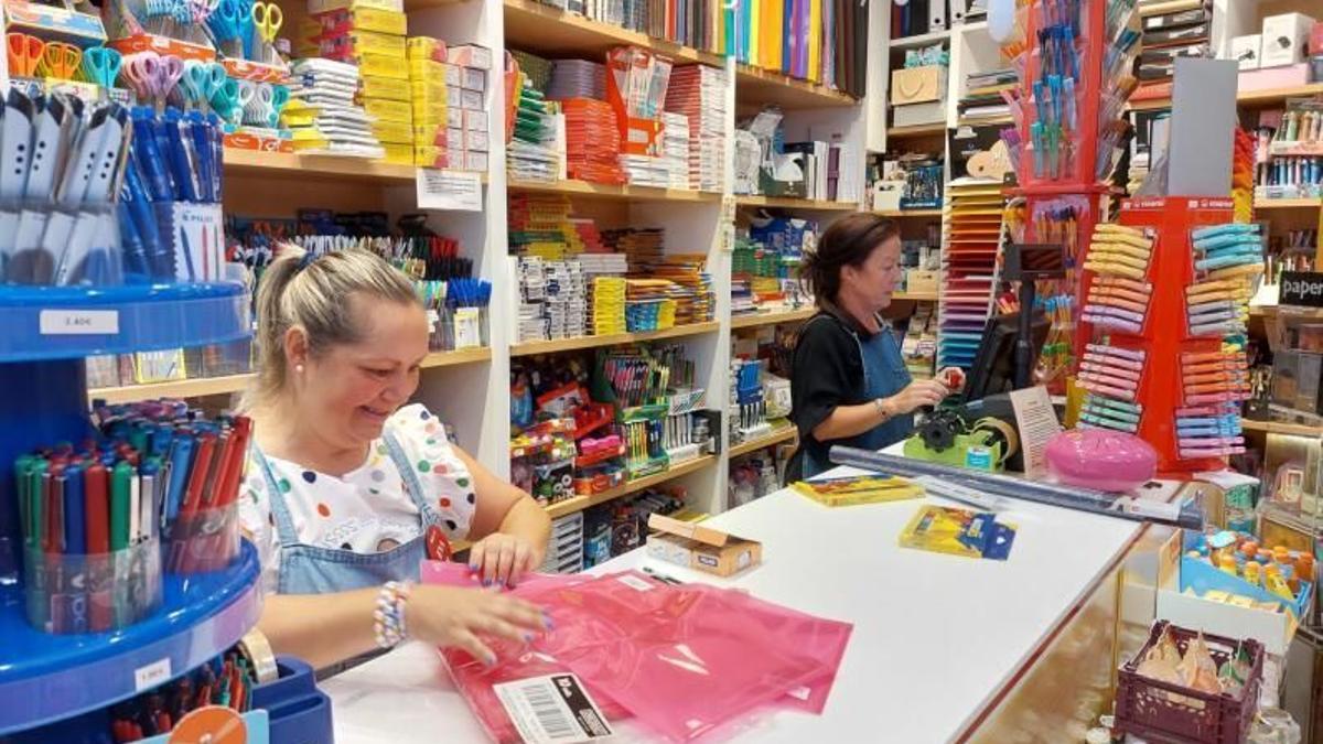 Eva Hevia y María Sánchez, de la librería Campoamor de Oviedo. / LNE