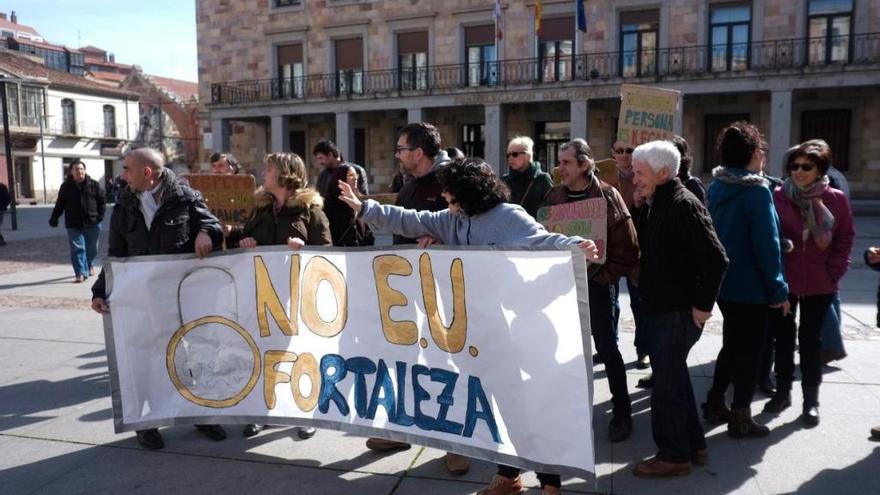 Zamora tiende su mano a los refugiados