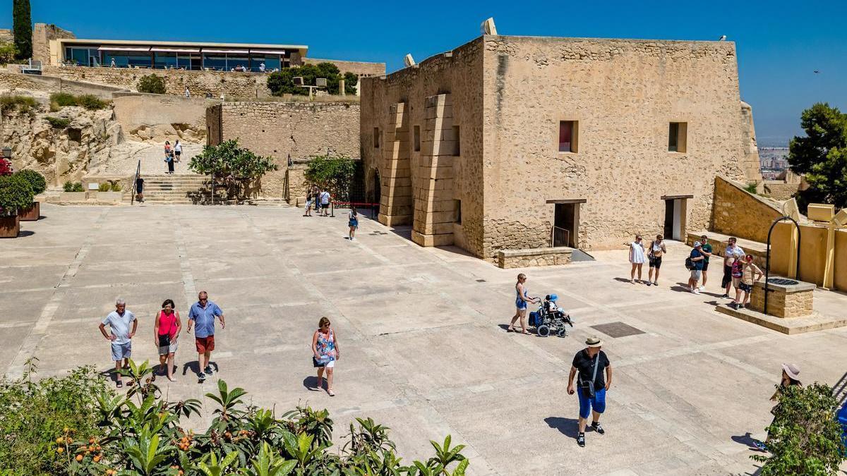 Imagen del patio de armas del castillo de Santa Bárbara