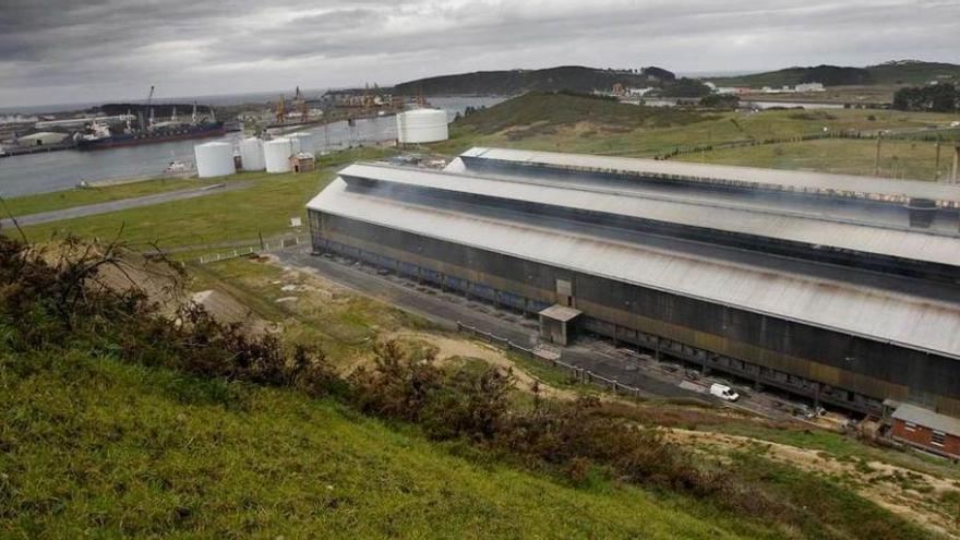 La fábrica de aluminio de San Balandrán, con la terminal portuaria que la abastece de materia prima al fondo.