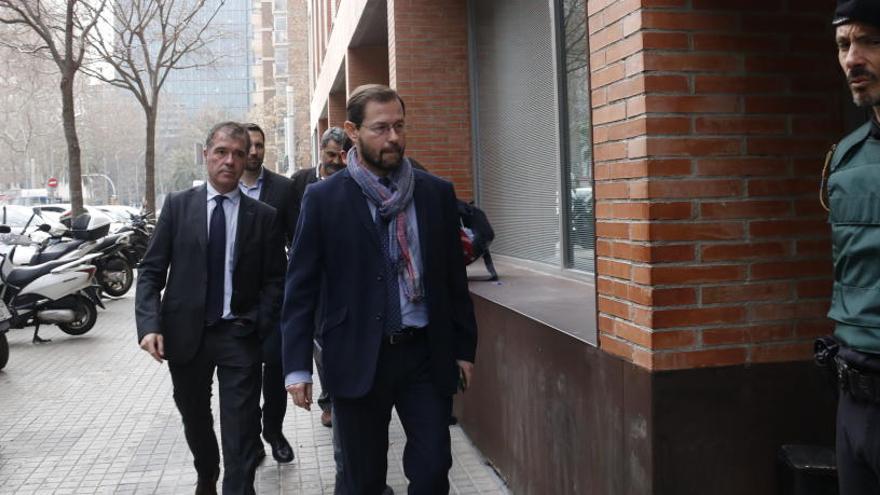 Els fiscals anticorrupció José Grinda i Ferando Bermejo arribant a la seu de Bimsa