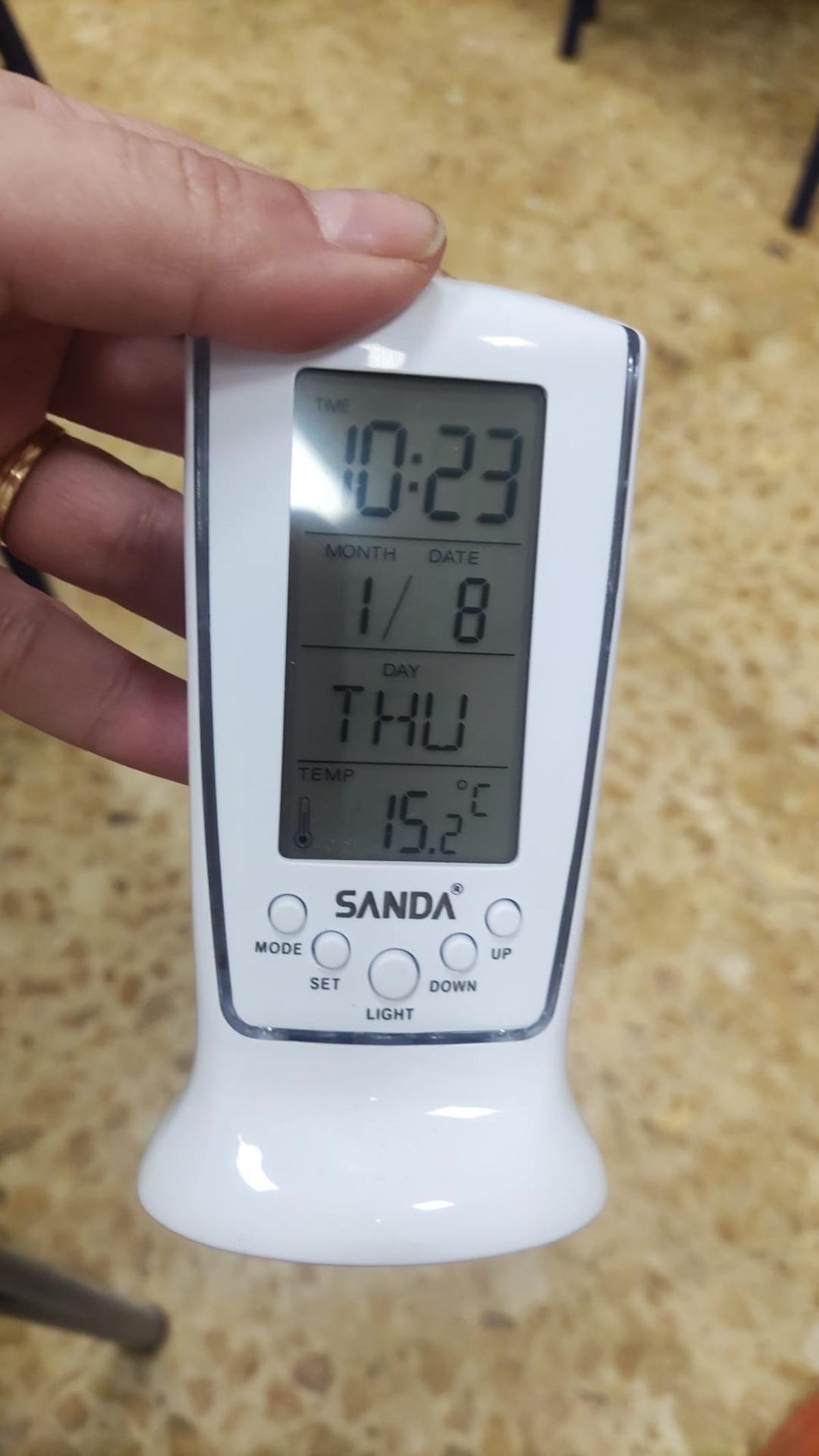 Un termómetro marca 15,2 º C esta mañana en e linterior de un aula del colegio de Sueca.