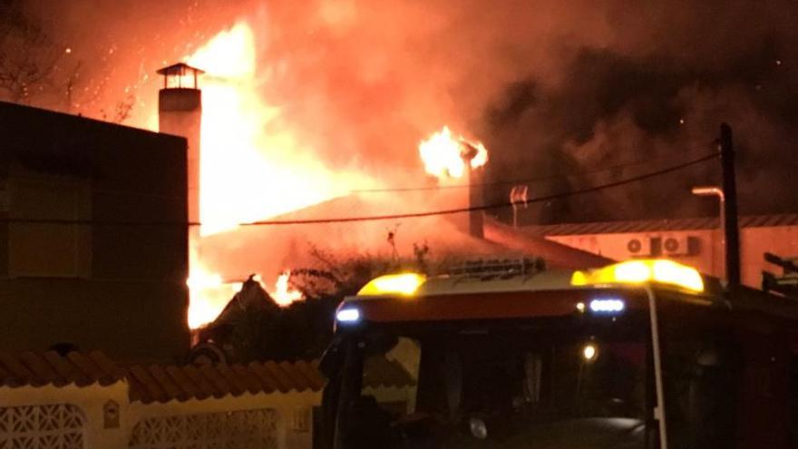 Un incendio arrasa una pizzería de Los Balcones en Torrevieja