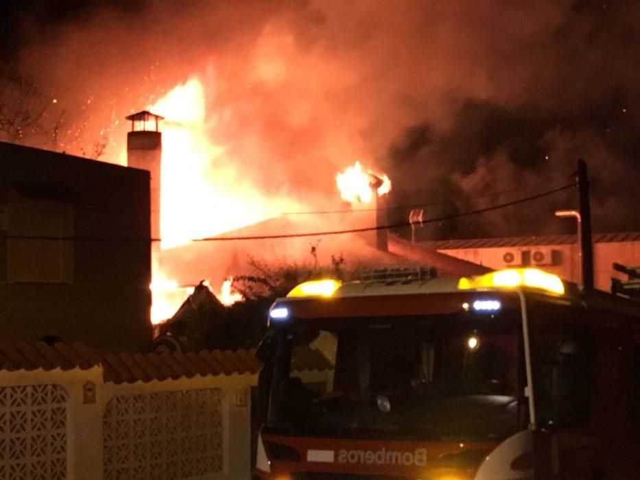 Los bomberos de Torrevieja y Almoradí han podido sofocar las llamas en el incendio de una pizzería en Torrevieja