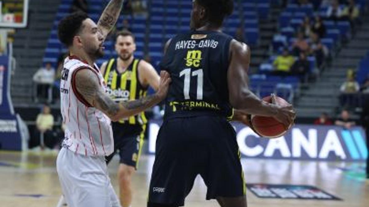 Chiozza, en la imagen con Hayes-Dvies, fue uno de los mejores en el partido contra el Fenerbahce.