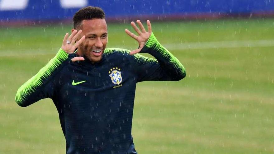 Neymar, durante el entrenamiento de ayer de la selección brasileña. // Saeed Khan