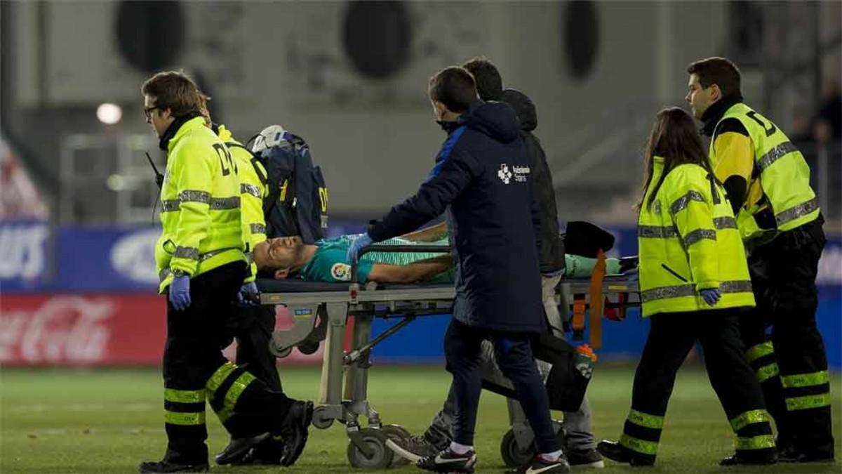 Busquets abandonó el terreno de juego en camilla
