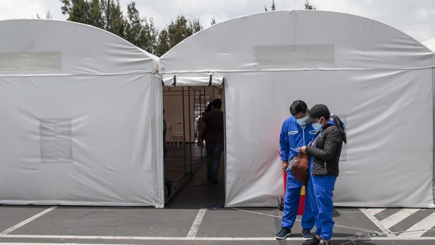 Dos pacientes esperan a realizarse la prueba PCR para detectar el coronavirus en Ecuador.