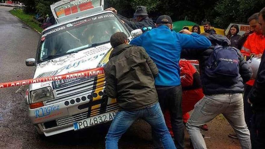 Los aficionados levantan el R5 tras su salida de vía.