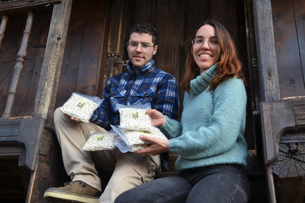 Noelia y Arían con parte de su producción, en el hórreo familiar en Landrio.